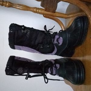Women's Arctic Cat Wool Insulated Snow Boots.Size 7. Black and Purple. NWOT.